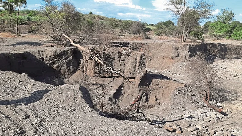 In which district three and a half thousand brass sands were looted