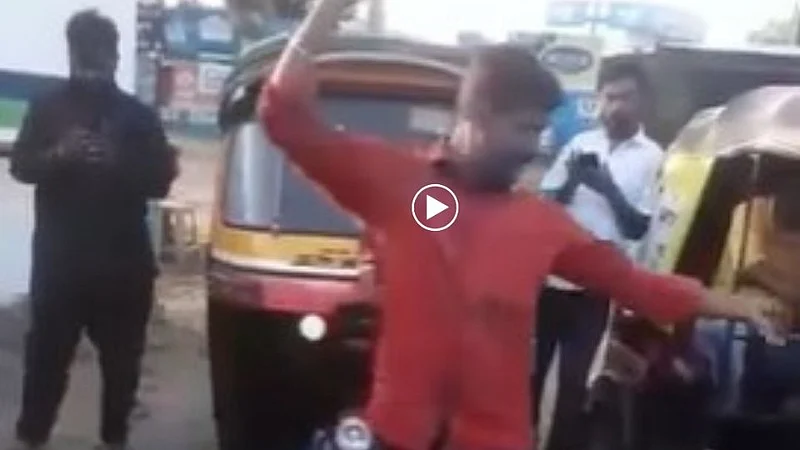 baramatikar auto rikshaw driver dance on marathi lavani aata vajali ki bara }