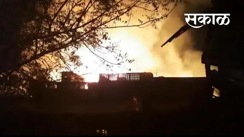 breaking akola news fire lakkdgang akola Three houses with four shops on fire}