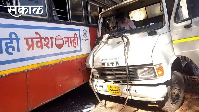 donwade Terrible accident Tempo driver injured crime marathi news}