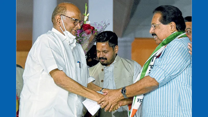 नवी दिल्ली : काँग्रेसचे माजी नेते पी. सी. चाको यांनी मंगळवारी राष्ट्रवादी काँग्रेसमध्ये प्रवेश केला. त्यावेळी त्यांचे स्वागत करताना ‘राष्ट्रवादी’चे अध्यक्ष शरद पवार.
