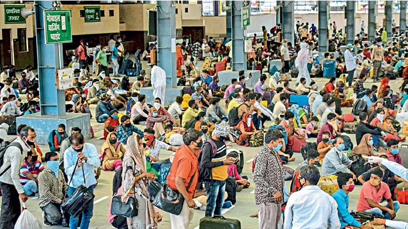 प्रयागराज - सुरतहून विशेष रेल्वेने बुधवारी प्रयागराज येथे दाखल झालेल्या स्थलांतरित मजुरांना तपासणीसाठी स्थानकावर थांबवण्यात आले.