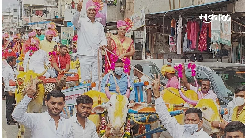 पुण्यात सरपंच, उपसरपंचांनी बैलगाडीव्दारे ग्रामपंचायतीत जावून स्विकारला पदभार}