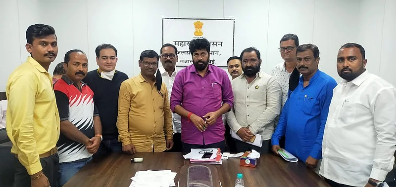 Water Resources Minister Jayantrao Patil and Guardian Minister Bachchu Kadu have promised to solve the problem of forest water in Telhara taluka