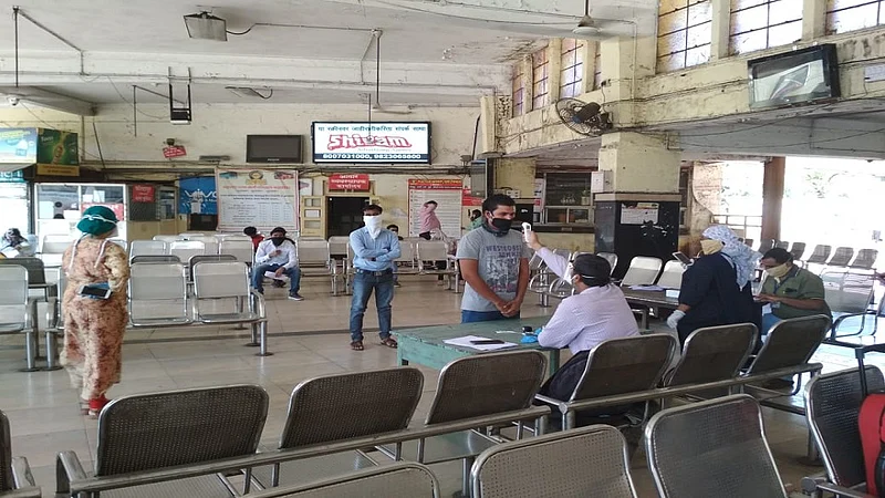 The state government has fooled the students for free travel to return home