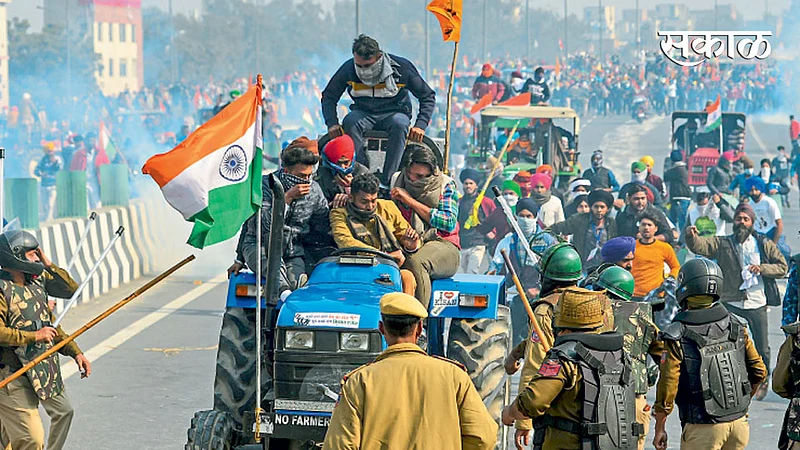 बॅरिकेड्स तोडणाऱ्या ट्रॅक्टरचालकांना रोखण्यासाठी दिल्ली पोलिसांना अश्रूधुरांचा वापर करावा लागला.
