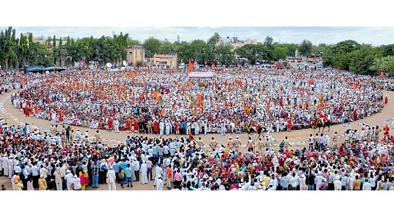 अकलूज - संत तुकाराम महाराज पालखी सोहळ्यात बुधवारी येथील माने विद्यालयाच्या प्रांगणात रंगलेले गोल रिंगण.