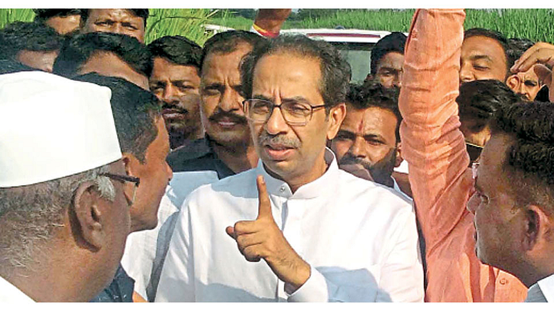 मायणी - शिवसेना पक्षप्रमुख उद्धव ठाकरे यांनी शुक्रवारी खटाव आणि फलटण तालुक्यांतील आपत्तीग्रस्त शेतकऱ्यांशी संवाद साधला.