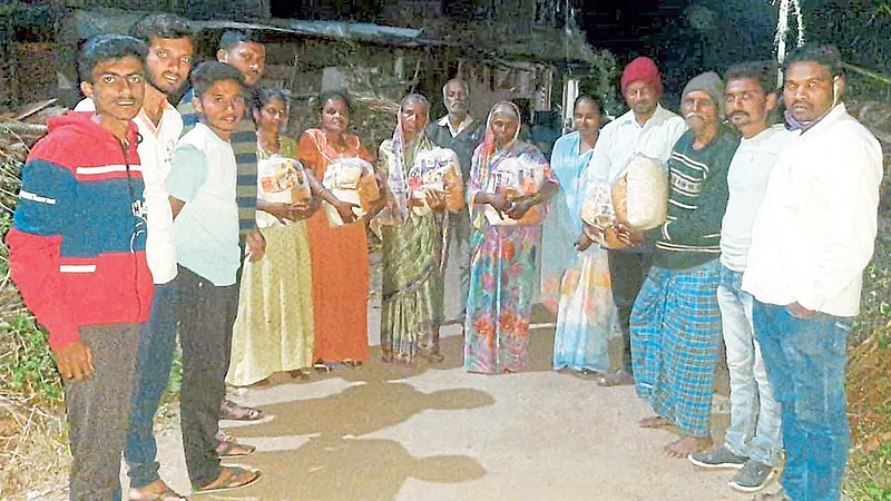 गरिबीचे चटके सोसलेल्या युवा उद्योजकाने 50 कुटुंबीयांत फुलवला प्रकाश