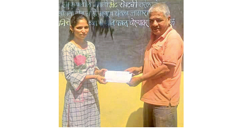 The engineer girl paid her first salary to the old age home