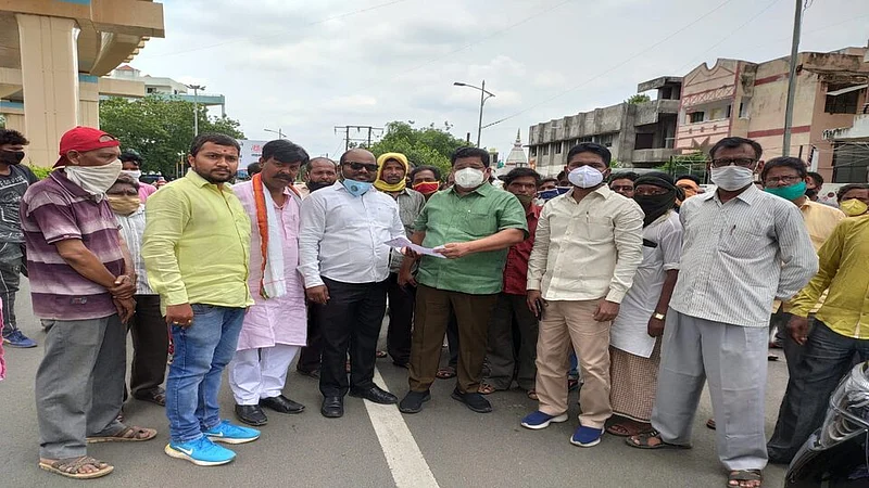रिक्षा चालकांच्या शिष्ट मंडळासह शहर कॉंग्रेसच्या असंगठीत कामगार सेलचे पदाधिकारी आमदार विकास ठाकरे यांना निवेदन देताना.