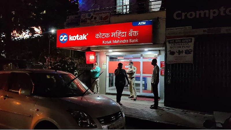 दिवाळीच्या पूर्व संध्येला ATMची साडे चार कोटींची रोख लंपास, व्हॅनही पळवली