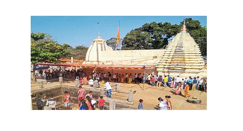 Queue In Vijanatha Temple For Mahashivratra Kolhapur Marathi News