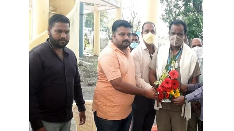 Positive Story : 3 लाखांच्या सोन्याची पर्स टाकली घंटागाडीत;18 टन कचरा उपसून दिली शोधून