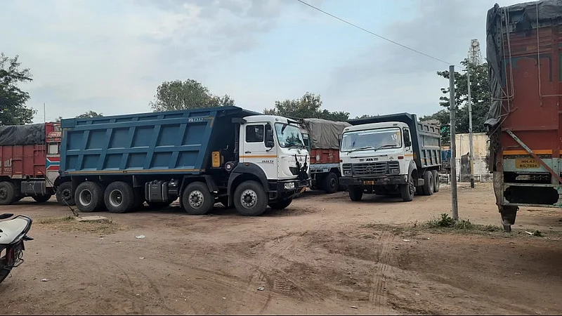 police Caught illegal trucks full of sand in Amravati district