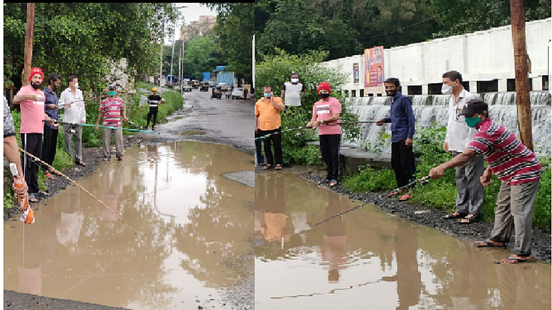 रस्त्यावर पाणी साचलेल्या खड्डयांत "मासेमारी आंदोलन"; भिवंडी महापालिकेचे लक्ष वेधण्यासाठी सामाजिक कार्यकर्त्यांचा प्रयत्न