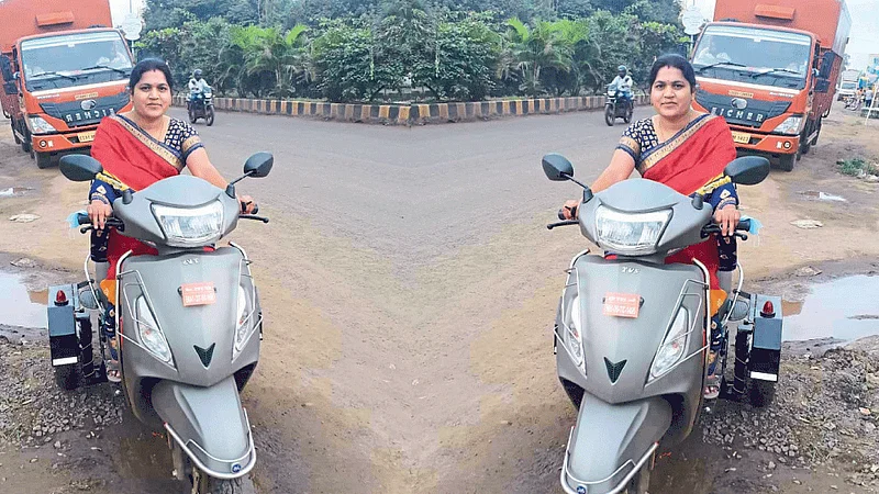 woman dead in accident kolhapur kaner