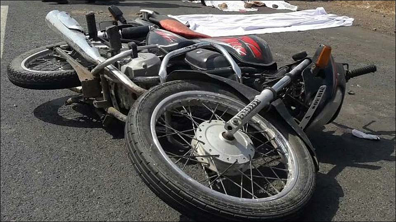 दुचाकीला धडक