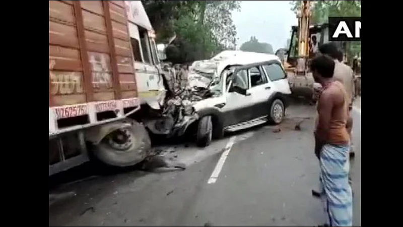accident between truck and scorpio nine killed at uttar pradesh
