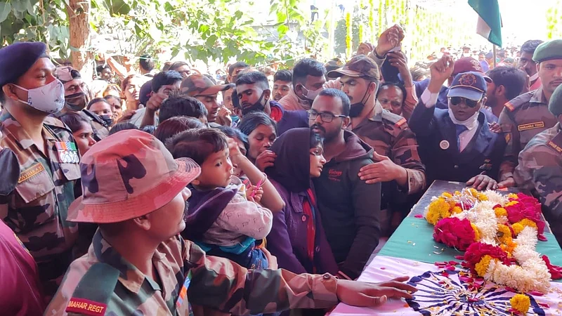 Martyr Pradip Mandale has been cremated at Palaskhed Chakka in a mournful atmosphere
