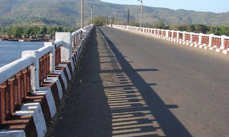 आंबेत पूल बंद असल्याने द्रविडी प्रणायम