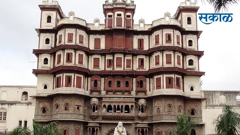 स्वच्छ, सुंदर अशा ऐतिहासिक इंदूर शहरात फिरायचयं; हे आहेत महत्वाचे ठिकाणे }