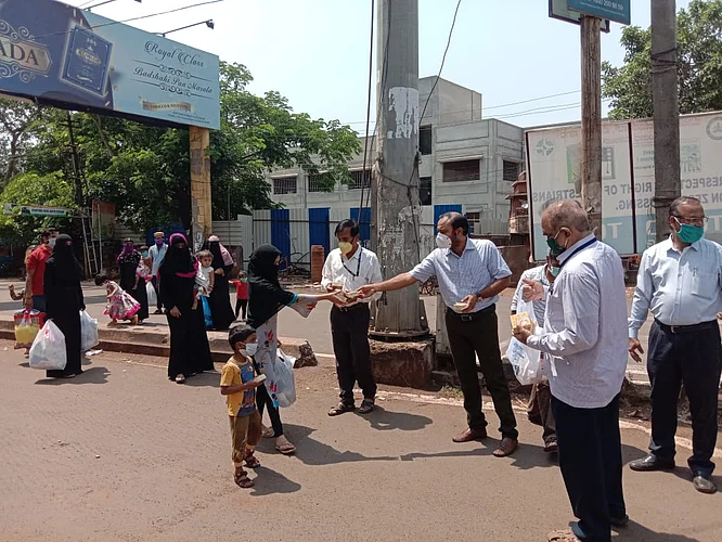 students arrived in Belgaum by private buses from gujrat