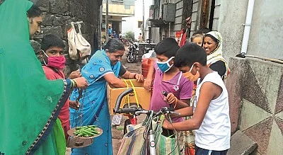 In free time, children are selling vegetables! ; Lessons of transactional knowledge