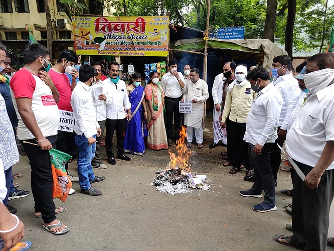 Holi of the bill and protest against electricity tariff