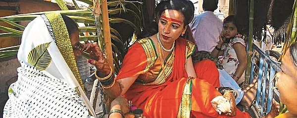 bride decided to go in bullock cart for visit temple