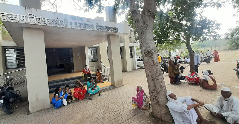 Akola News: Registration lingers due to lack of connectivity, registration for secondary registrar