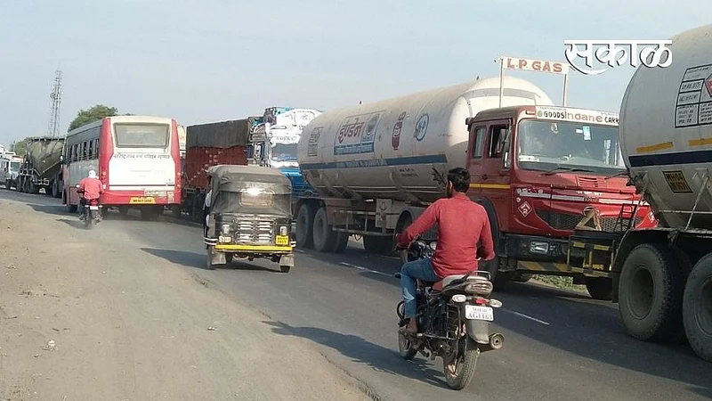 Akola Marathi News Bus stopped highway jammed queues of vehicles up to ten kilometers