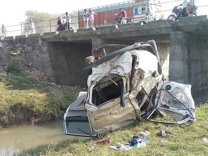 Akola News: A car fell 50 feet deep from the bridge, killing two youths on the spot