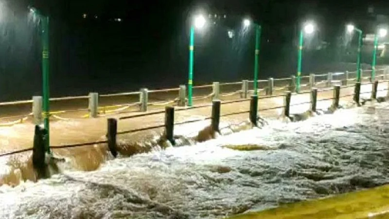 heavy rain in chiplun and water thrust in market