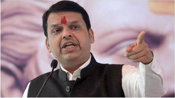 What did Fadnavis say on the issue of people's representative and commissioner Mundhe?