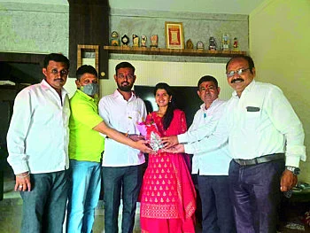 अभ्यास, करिअर शोधता..शोधता उच्चशिक्षीत तरुणाच्या हाती गावगाड्याचा कारभार