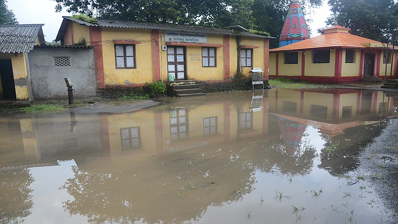 धानसरी येथील पालिकेच्या कार्यालयासमोर पाणी तुंबले आहे