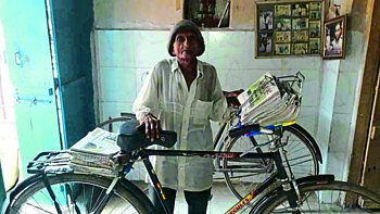 वय ८० वर्ष, पण तरुणांना लाजवेल असा जैनबाबांचा वृत्तपत्र वाटपात अजून ही जोश कायम !