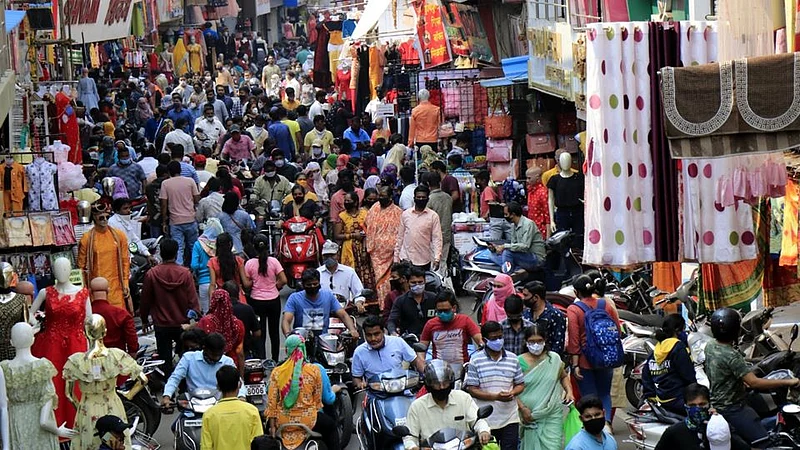 दिवाळीनिमित्त सजली बाजारपेठ; पिंपरी-चिंचवडमधील विक्रेत्यांचा जीव भांड्यात