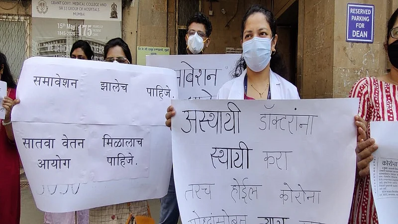विविध मागण्यांसाठी राज्यातील 1300 डॉक्टर संपावर! आंदोलन करत सरकारचा निषेध
