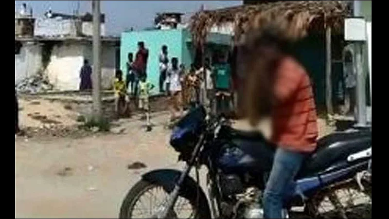 drunk man shouts at snake bites it into pieces at karnataka