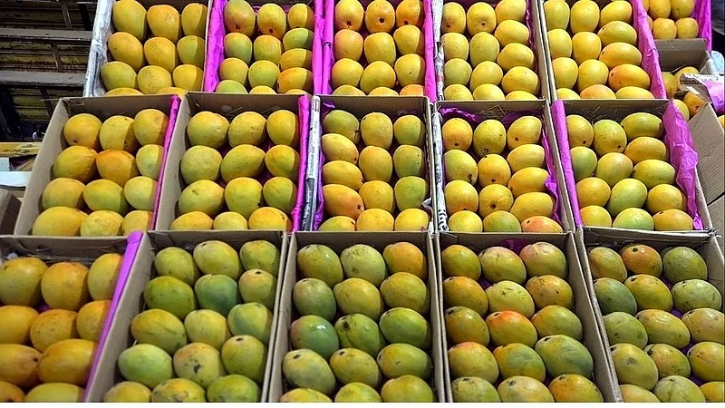फळांचा राजा म्हणून ओळखला जाणारा आंबा बाजारात सर्वत्र दिसू लागला आहे. परंतु दर आवाक्याबाहेरच असल्याचे चित्र आहे.
