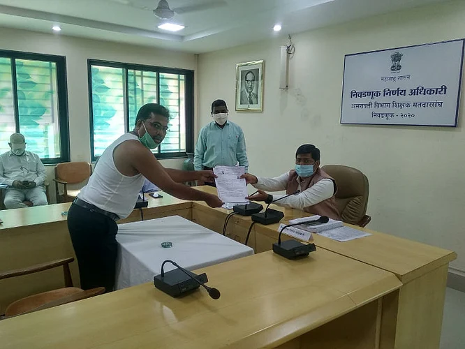 Akola News: Teachers Constituency Election; The candidate filled the application by removing the shirt