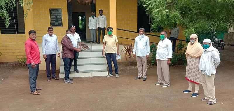 शिक्षकाने दाखवली भुतदया...आणि दोन दिवसापासून विहरीत पडलेल्या घुबडला मिळाले जीवनदान !