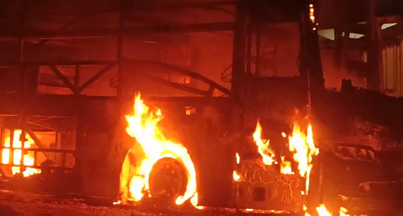 Akola News: Nagpur-Mumbai highway near Mehkar caught fire, 35 passengers survived due to driver's vigilance