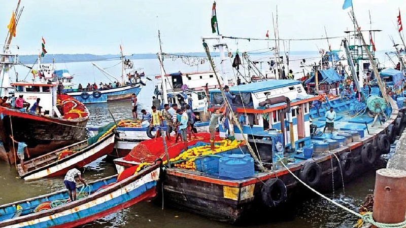 waiting for speed boat fishermen use one boat for 16000 for paper boat today in ratnagiri