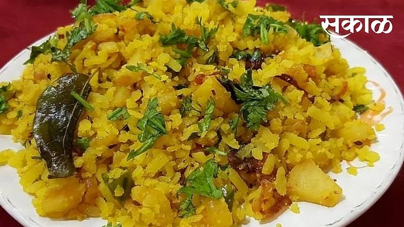 स्वादीष्ट पोहे खाण्याची इच्छा झालीयं; तर या आहेत सहा चविष्ट पोहे रेसिपींज}