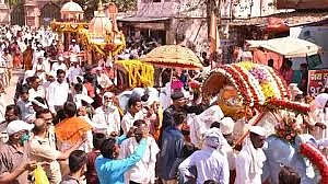 Akola News; Hundreds of commuters and farmers harassed by dust on Dindi Marg