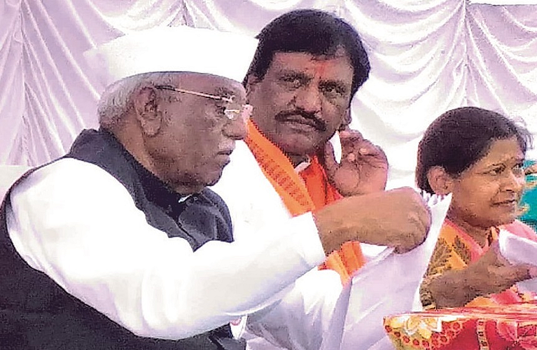 गणोरी (ता. फुलंब्री) : विविध विकासकामांच्या भूमिपूजन कार्यक्रमात हरिभाऊ बागडे यांच्याशी संपर्क साधण्यासाठी अंबादास दानवे, अब्दुल समीर यांनी लावलेली हजेरी.