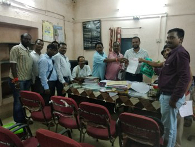 एटापल्ली : गटविकास अधिकाऱ्यांना चाव्या व निवेदन देताना ग्रामसेवक युनियनचे पदाधिकारी.